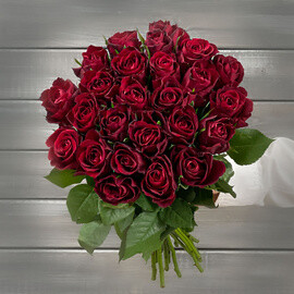 Букет из 21 красной розы с лентой Кения 40 см.