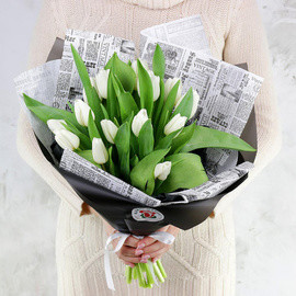 Букет из 15 белых тюльпанов в оригинальной упаковке