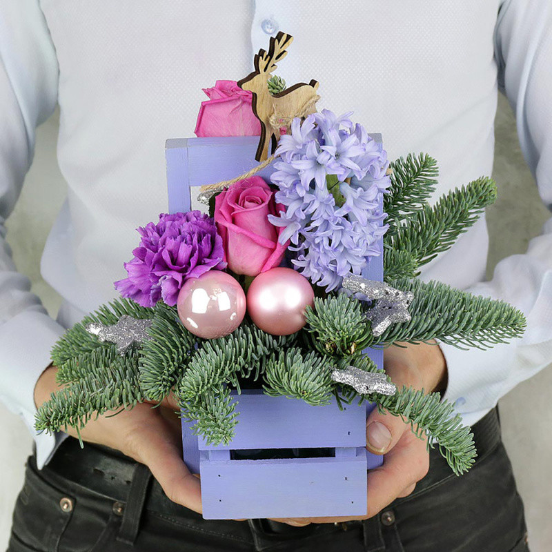 Новогодняя композиция из ёлки, гиацинтов, роз и гвоздик в ящике, стандартный