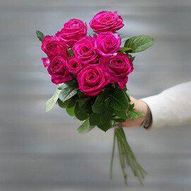 Buket iz 9 malinovih roz (Rossiya) s lentoj 60 sm