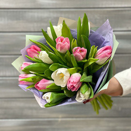 Buket iz 15 rozovih i belih tyul_panov v upakovke