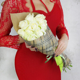 Букет из 9 белых роз в подарочной упаковке Россия 60 см.