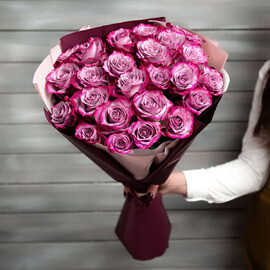 25 fioletovih roz v upakovke Ekvador 50 sm