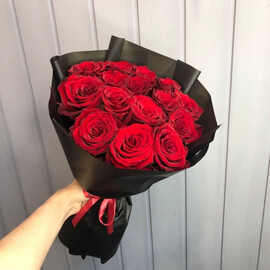 15 роз в черном оформлении
