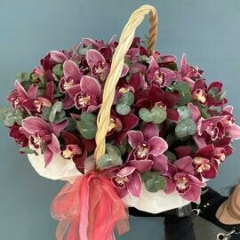 Korzina s orhideyami i evkaliptom