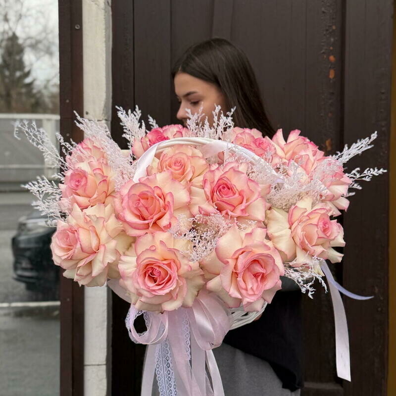 15 французких роз в корзине с лимониумом, стандартный