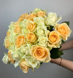 Buket iz roz "Avalanzh" Miks 60sm 31 shtuka