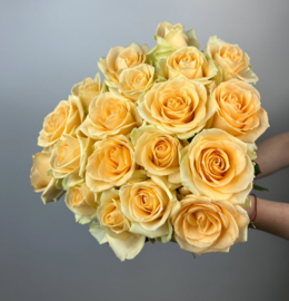 "Monobuket iz roz Pich Avalanzh" 60 santimetrov, 19 shtuk