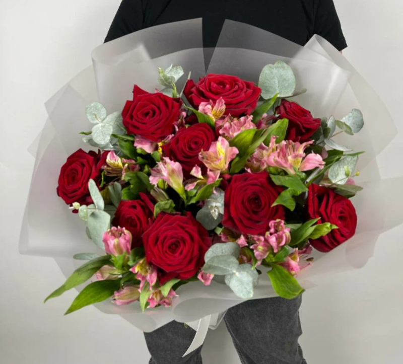 Букет из 9 красных роз с Альстромериями, букет из 9 красных роз с альстромериями