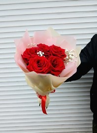 Bouquet of 5 French roses with gypsophila