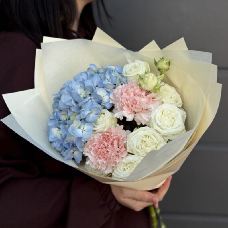 Nezhnij buket iz goluboj gortenzii, beloj kustovoj Rozoj i diantusov, standart