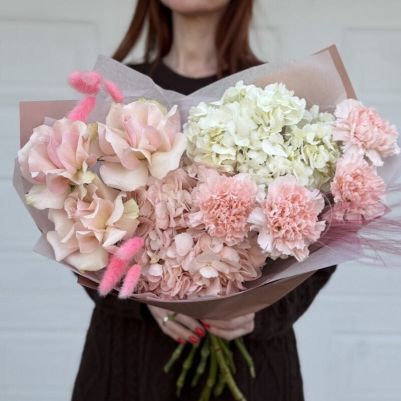 Nezhnij i vozdushnij buket iz gortenzii, frantcuzskih roz i diantusov, standart