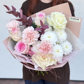 Nezhnij buket iz belih hrizantem, diantusov i Pionovidnih roz