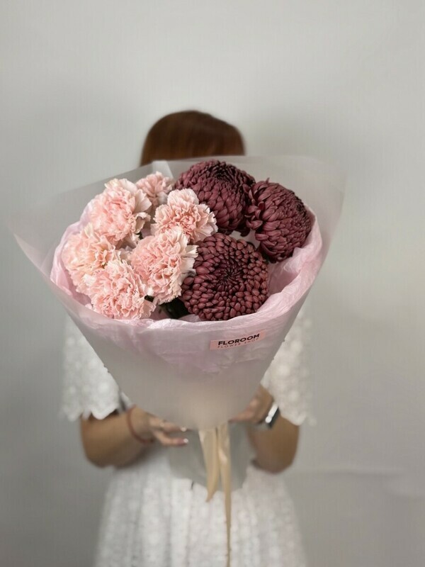 Nezhnij buket iz diantusov i hrizantem Bigudi, standart