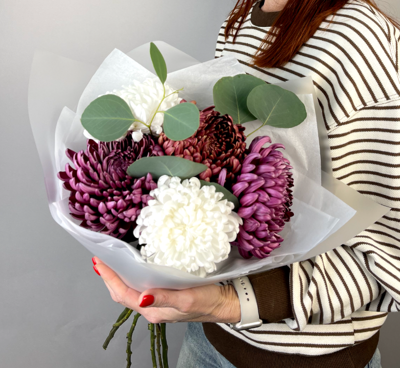 Букет из хризантем Бигуди микс с ароматным эвкалиптом, стандартный