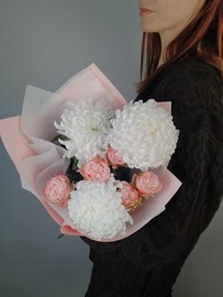 Nezhnij i aromatnij buket iz hrizantem i pionovidnoj rozi