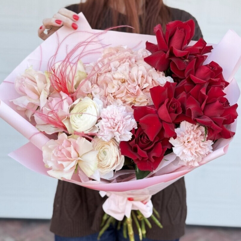 YArkij buket iz Pionovidnih roz, Gortenzii, ranunkulyusov i diantusov, standart