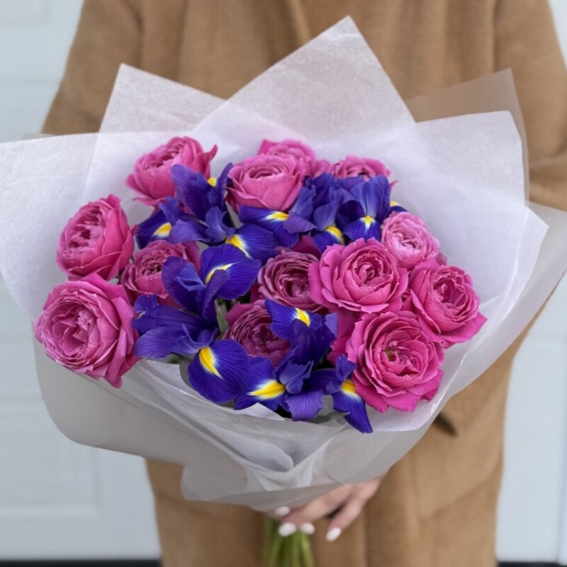 YArkij buket iz kustovih Pionovidnih roz i irisov, standart