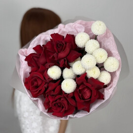 YArkij buket iz krasnih roz i belih hrizantem Pugovka