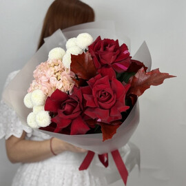 Яркий букет из красных роз, розовой Гортензии, белой хризантемы Пуговка и листьев Дуба