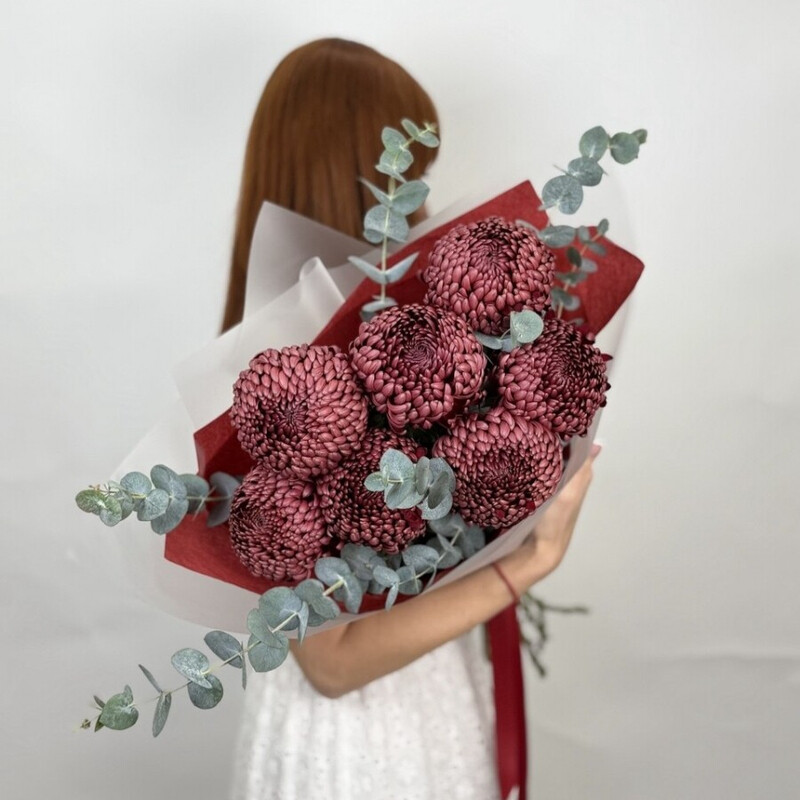 SHikarnij buket iz hrizantem Bigudi i aromatnogo evkalipta, standart