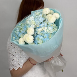 Nezhnij buket iz vozdushnih golubih  Gortenzij i hrizantem Pugovki