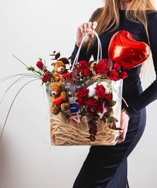 Композиция «Мадура» с кустовыми розами и мишкой