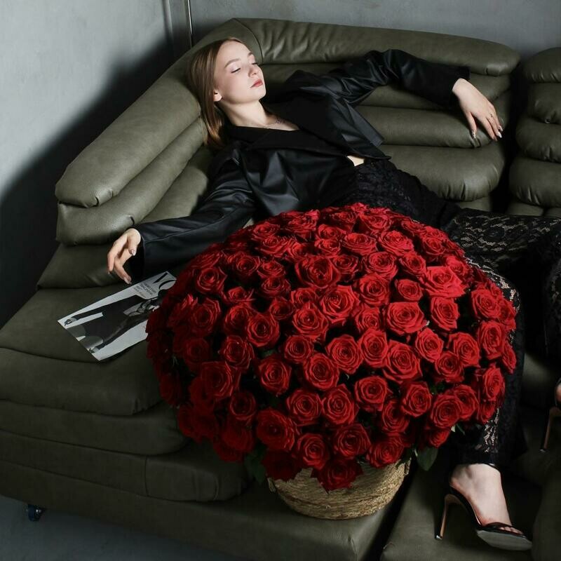 101 Ecuadorian roses in a basket, luxe