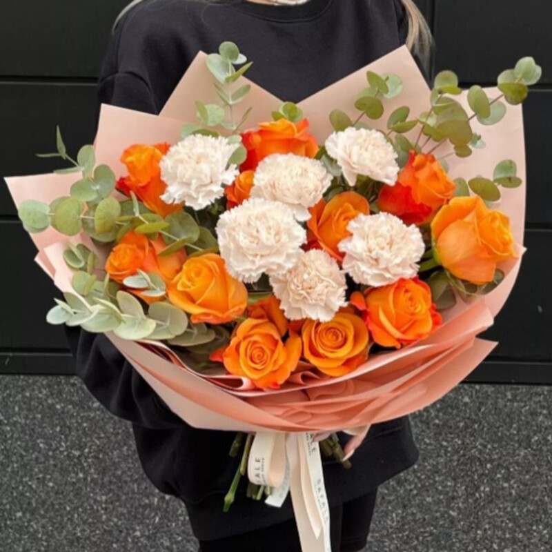 Букет оранжевых роз и диантусов, стандартный