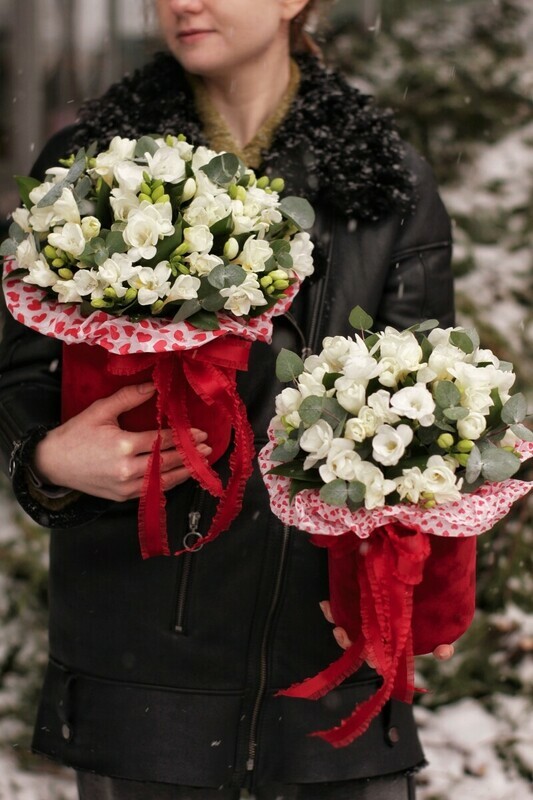 Белые фрезия в коробочке S, стандартный