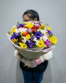 Фрезия, тюльпаны, нарциссы и ирисы