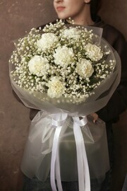 Белые диантусы и гипсофила в матовой упаковке