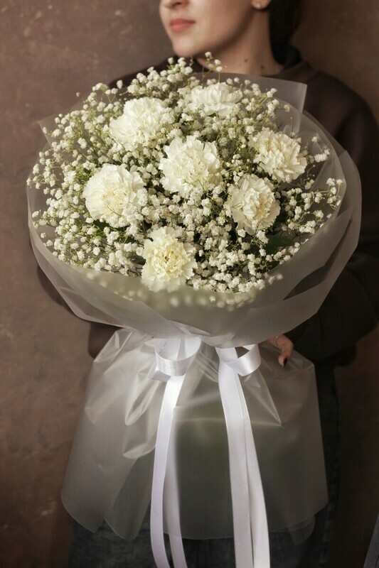 Belie diantusi i gipsofila v matovoj upakovke, standart