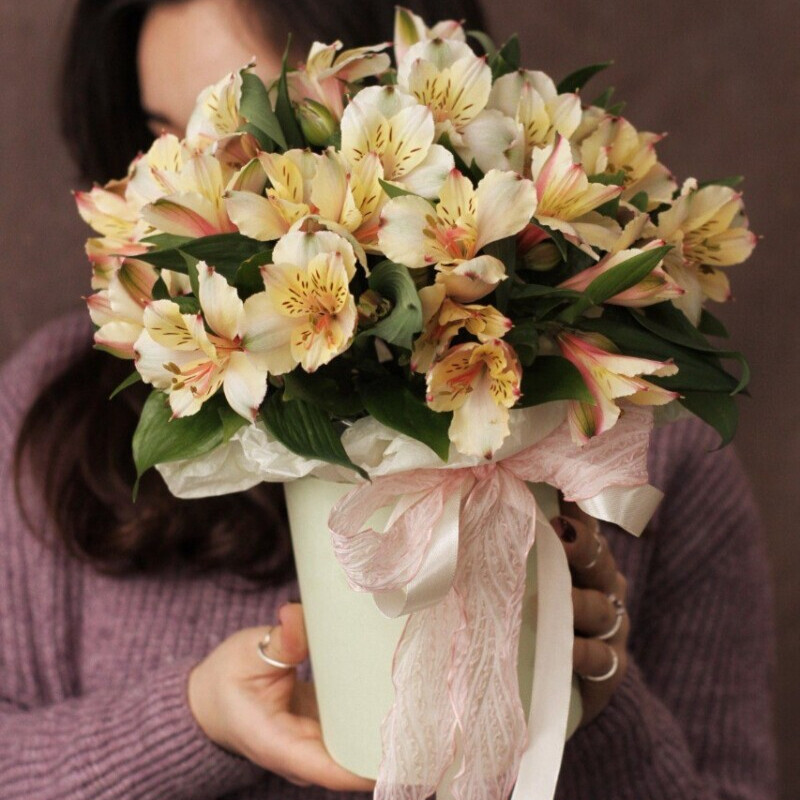 Альстромерии в шляпной коробке, стандартный