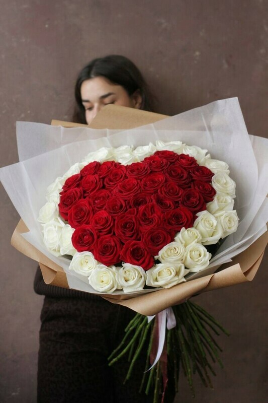 Buket 55 roz v forme serdtca, buket 55 roz v forme serdtca