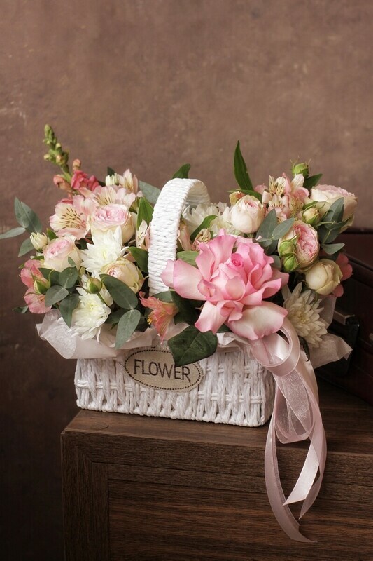 Nezhnie tcveti v beloj korzine, standart