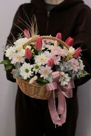 Корзина с тюльпанами «Весенний вдох»