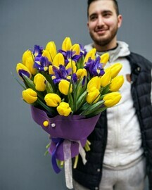 Ирисы и жёлтые тюльпаны 35 шт.