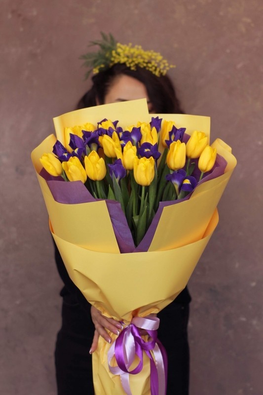 Микс желтых тюльпанов Strong Gold и ирисов, стандартный