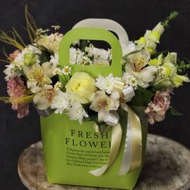 Альстромерии в сумочке "Green"