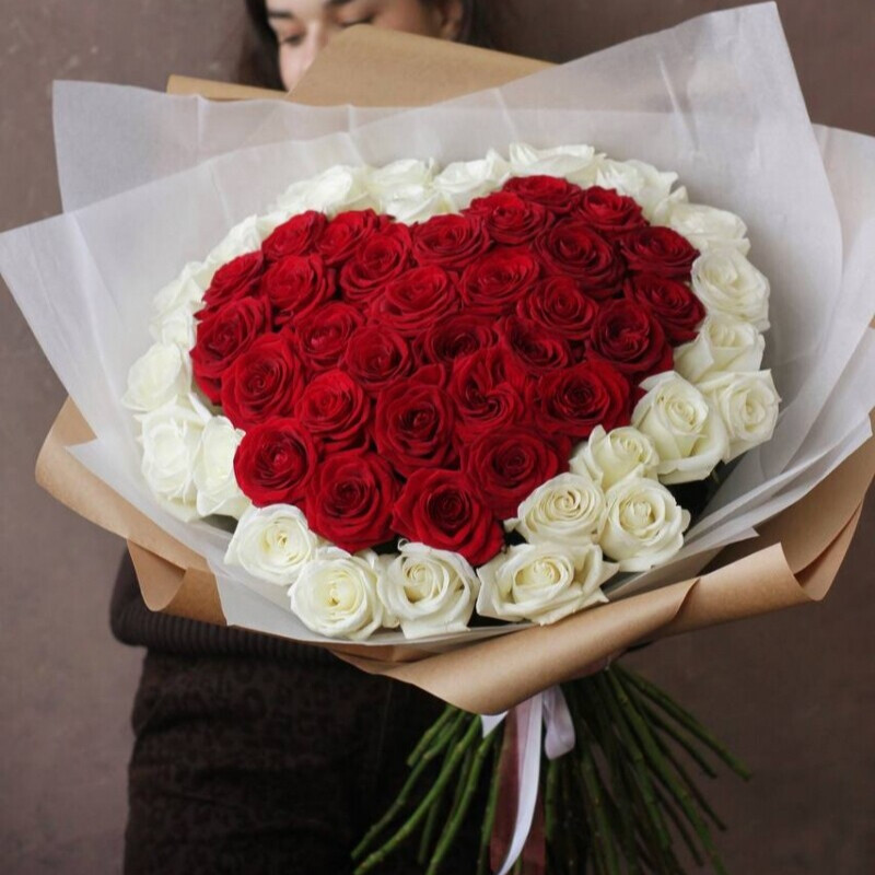 Buket 55 roz v forme serdtca, buket 55 roz v forme serdtca