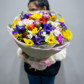 Фрезия, тюльпаны, нарциссы и ирисы