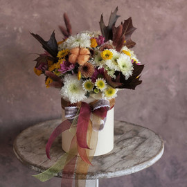 Хризантемы в шляпной коробке "Осенний блюз" S