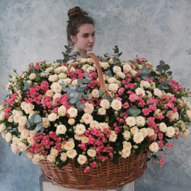 Huge basket with bush roses "Wow effect"