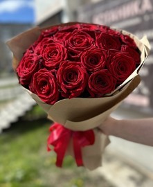 Яркий букет из красных роз в крафте 