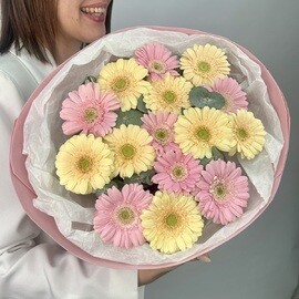 Букет из 15 песочных и розовых гербер
