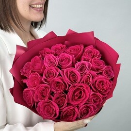 Buket iz 25 malinovih roz Keniya 40 sm