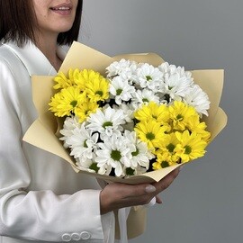 Buket iz belih i zheltih kustovih hrizantem