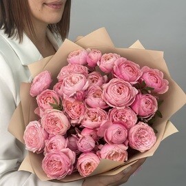 Букет из 7 розовых кустовых пионовидных роз