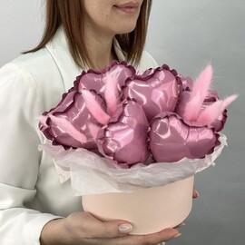 Композиция в коробке из сухоцветов лагуруса и  розовых шариков в виде сердечек